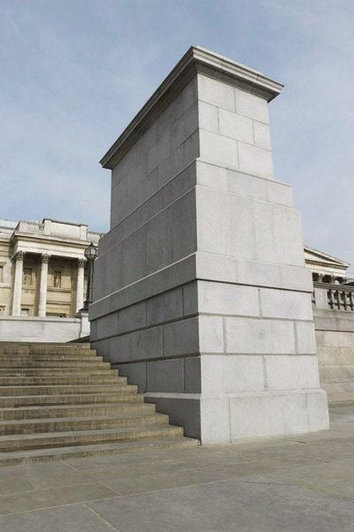 Das Foto zeigt den sogenannten «Fourth Plinth», einen leeren Sockel auf dem Trafalgar Square in London. Vom kommenden Montag an werden sich Freiwillige 100 Tage lang im Stundentakt den Denkmalssockel auf einem der berühmtesten Plätze der Welt erklimmen und sich zur Schau stellen. (FOTO: DPA)