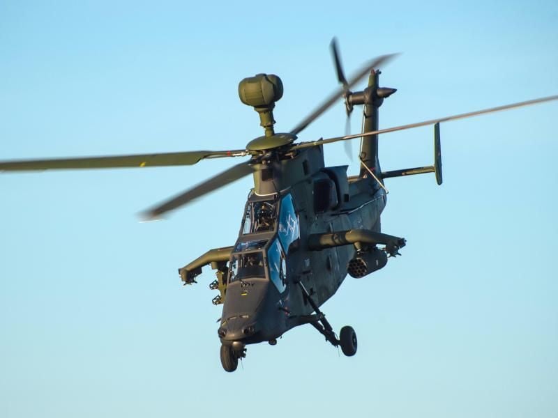 Ein Kampfhubschrauber Tiger fliegt bei der Informationslehrübung „Landoperationen 2018” über den Übungsplatz. Foto: Philipp Schulze/Archiv