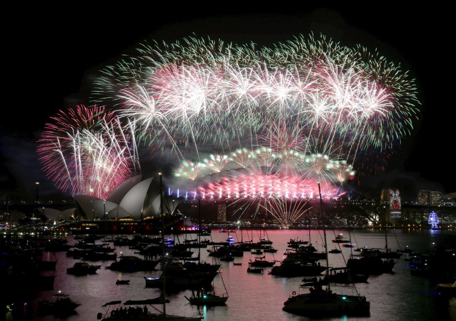 Feuerwerk über dem Opera House und der Harbour Bridge.