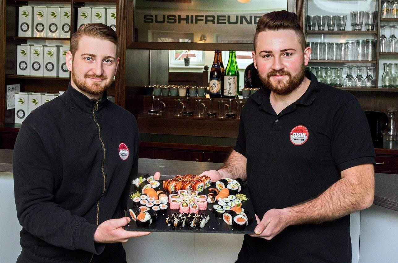 Zwei Cousins im Sushi-Geschäft: Alexander Sagajda (l.) und Miroslav Sidorak führen seit September das Lokal in Merseburg.