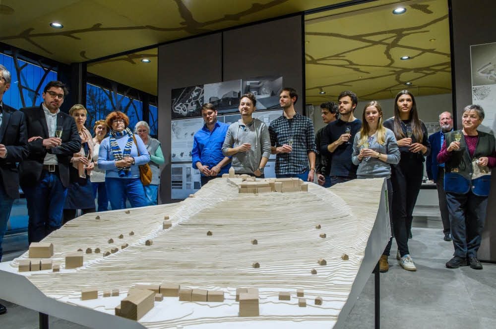 Neue Ausstellung im Anisium der Winzervereinigung Freyburg: Architektur-Studenten der Fachhochschule Erfurt zeigen Gästen ihre Entwürfe für eine Gebietsvinothek von Saale-Unstrut. Die Aufgabe ihrer Bachelorarbeit war es, das Gebäude auf dem Areal von Schloss Neuenburg zu platzieren.