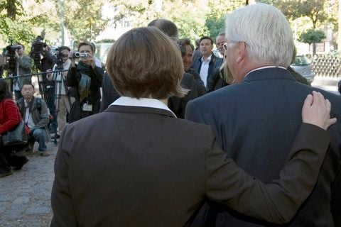 Frank-Walter Steinmeier geht in Berlin mit seiner Ehefrau Elke Büdenbender zur Stimmabgabe für die Bundestagswahl 2009 zum Wahllokal. (FOTO: DDP)