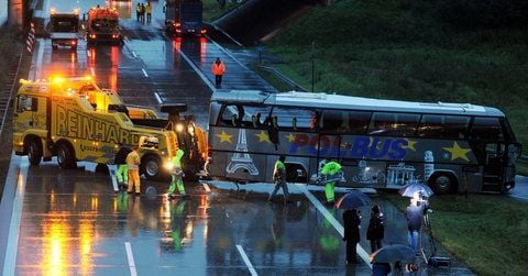 Ein schwerer Abschleppwagen transportiert am Sonntag (26.09.2010) einen zerstörten polnischen Reisebus auf dem Berliner Ring am Schönefelder Kreuz ab. Bei dem Unfall kamen nach derzeitigen Ermittlungen 12 Personen ums Leben. (FOTO: DPA)