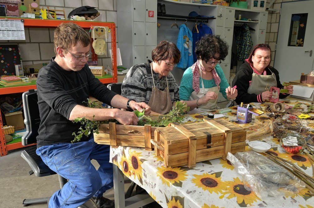 Kay, Roswitha, Manuela und Nadine stellen Weihnachtsdekoration her. Diese wird im Kornhaus angeboten, wird aber auch den Speisesaal der WbfM in Waldesruh schmücken.