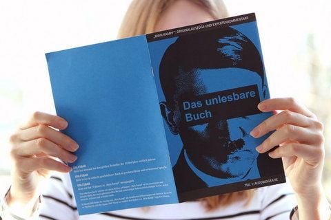 Eine Frau liest in München eine Extra-Broschüre aus der Wochenzeitung «Zeitungszeugen» in der original Texte aus Hitlers «Mein Kampf» und Kommentare dazu abgedruckt sind. (FOTO: DPA)