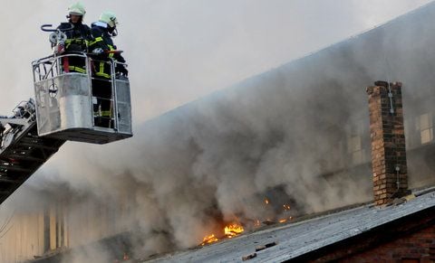 Die Einsatzkräfte von Berufs- und freiwilliger Feuerwehr versuchen, den Brand in Griff zu bekommen. (FOTO: MZ)