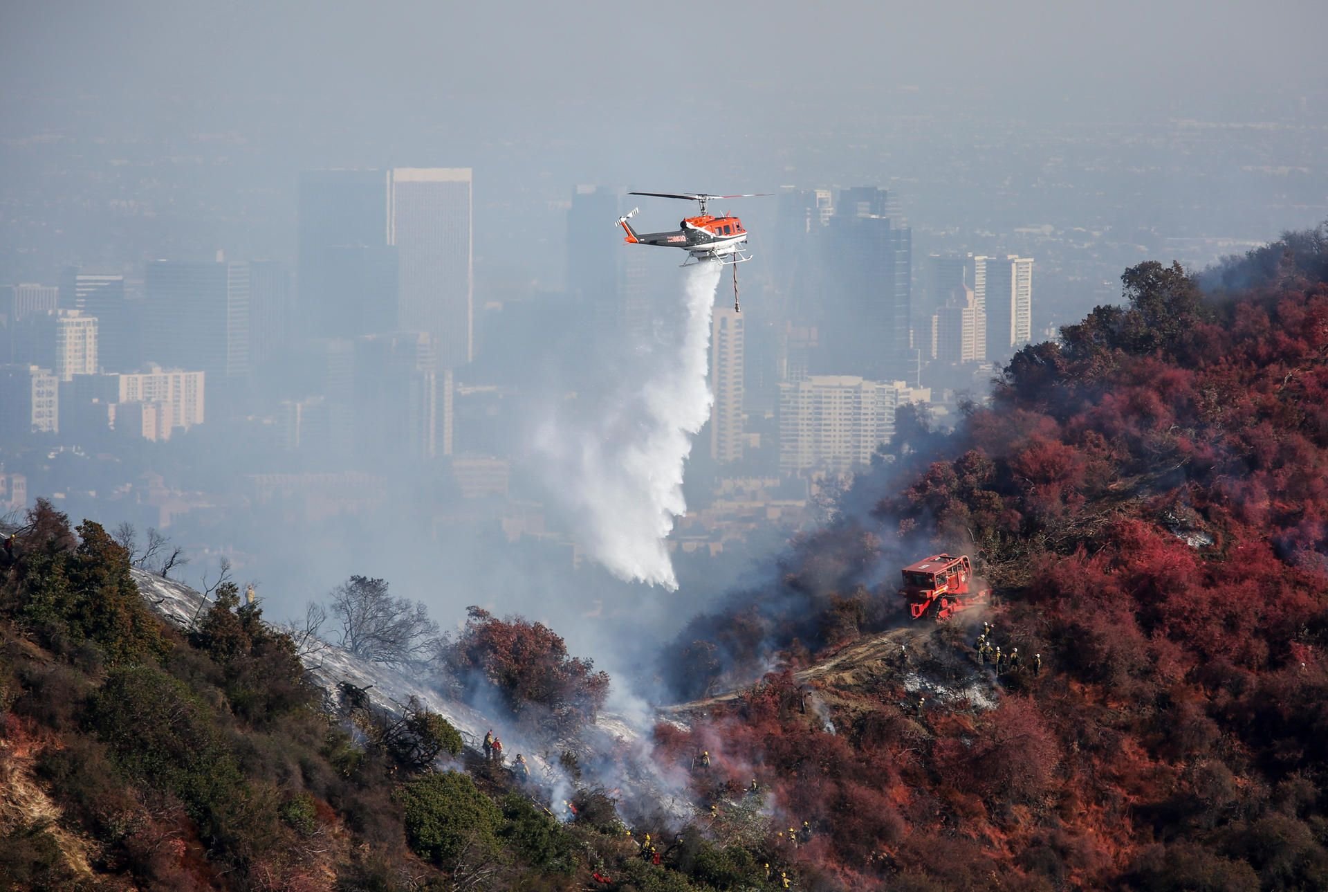 Ein Hubschrauber ist bei Löscharbeiten in Los Angeles im Einsatz.