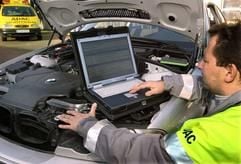 ADAC-Straßenwachtfahrer Ingo Budak demonstriert in Dortmund mit seinem neuen Laptop das neue «On-Board-Diagnose-System» (Foto: dpa)