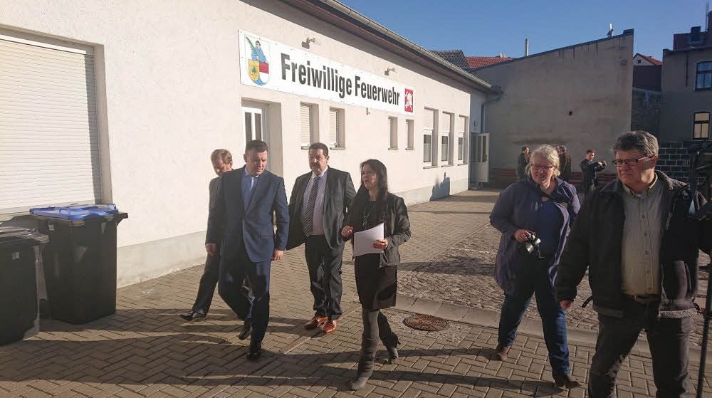 André Schröder (2.v.l.) beim Gang über das Feuerwehrgelände.