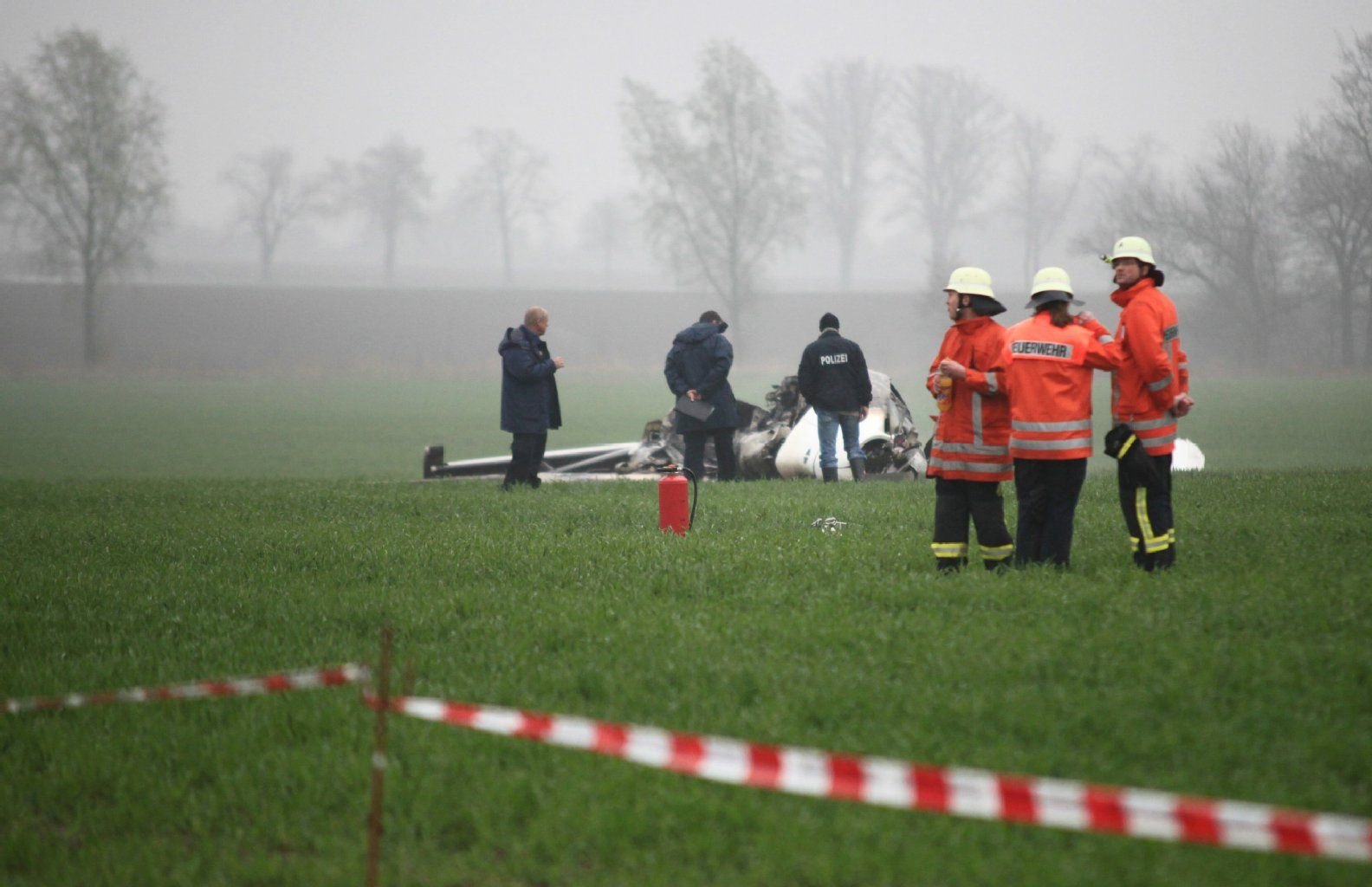 Ermittler untersuchen in Rotenburg/Wümme (Niedersachsen) das auf einem Feld liegende ausgebrannte Wrack eines Flugzeugs.