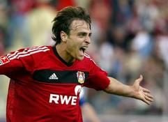 Leverkusens bulgarischer Stürmer Dimitar Berbatov soll für das Weterkommen in der Champions League sorgen. (Foto: dpa)