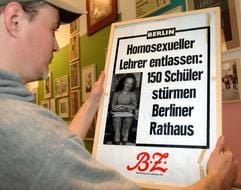 Eine Schlagzeile der Berliner Boulevardzeitung «BZ» aus dem Jahr 1974 wird im Schwulen Museum in Berlin aufgehängt. Die bundesweit einzigartige Ausstellung, die einen Überblick zur Geschichte der Homosexualität bietet, wird am Montag (6. Dezember 2004) von Berlins Regierendem Bürgermeister Klaus Wowereit eröffnet. (Foto: dpa)