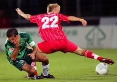 Der Cottbuser Michael Thurk (r) und Hannovers Altin Lala im Zweikampf. (Foto: dpa)