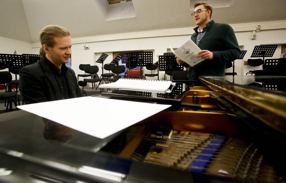 Opernchorleiter Peter Schedding (l.) probt mit MZ-Volontär Nicolas Ottersbach. Für einen Auftritt im Musketiere-Musical reicht es nicht.