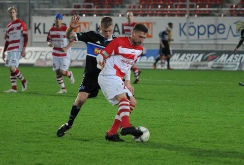 Maik Wagefeld im Duell mit HSV-Kapitän Sören Bertram. (FOTO: ANDREAS LÖFFLER)