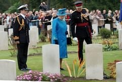 Die britische Königin Elizabeth II. steht am Mittwoch (3. November 2004) auf dem englischen Militärfriedhof Stahnsdorf in der Nähe von Potsdam vor dem Grab von Major CAL Yate VC von der King's Own Yorkshire Light Infantry. Auf dem Friedhof liegen mehr als 1.000 Soldaten aus Großbritannien, Australien, Kanada, Indien, Südafrika und Neuseeland begraben, die zwischen 1914 und 1919 in deutscher Kriegsgefangenschaft starben. (Foto: dpa)