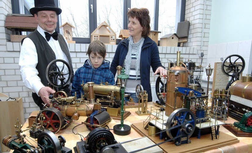 Andreas Matthes (55) aus Stadt Wehlen in Sachsen war in Domsdorf dabei. 60 Maschinen umfasst sein Technik-Schatz, den er hier Alexander Michler und Kerstin Deutscher erläutert.