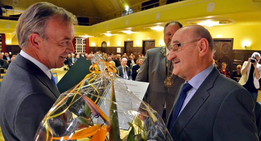 Stadtratsvorsitzender Thomas Leimbach gratuliert dem Stadtrats-Urgestein Norbert Ptaszynski. Dieser sitzt von Anfang an im Stadtparlament.