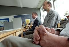 Warten auf Wähler: Die Helfer in den Wahllokalen müssen nicht nur früh aufstehen, sondern manchmal auch geduldig sein. (Foto: dpa)