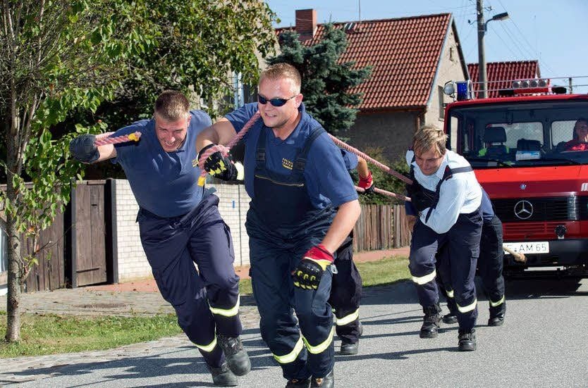Wer das Groß Naundorfer Löschfahrzeug mit Muskelkraft in Bewegung setzen will, muss sich richtig ins Zeug legen.