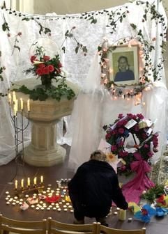 am Samstag (01.02.2003) in der St.-Bartholomäi-Kirche in Zerbst und nimmt Abschied von Malin. In einem bewegenden Trauergottesdienst haben am Samstag hunderte Menschen in der Kirche in Zerbst Abschied von der ermordeten sechsjährigen Malin genommen. Bereits am Vormittag war Malin in aller Stille beigesetzt worden. Das kleine Mädchen war vor gut einer Woche auf dem Heimweg von der Schule einem Sexualverbrechen zum Opfer gefallen. Ein 19-Jähriger gestand, das Kind missbraucht und getötet zu haben. (Foto: dpa)