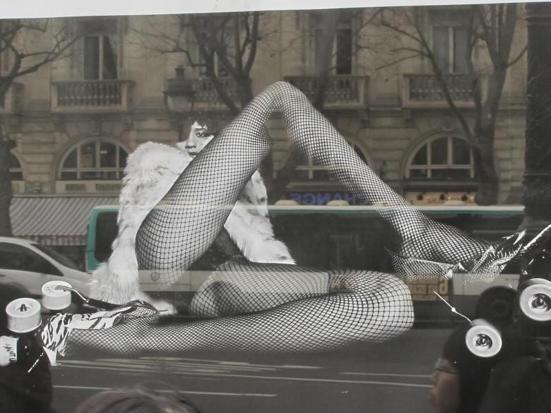 Ein Werbeplakat des französischen Luxus-Modehauses Saint Laurent in Paris. Foto: Christian Böhmer