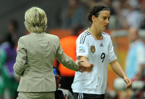 Birgit Prinz (rechts) und Trainerin Silvia Neid geben sich die Hand. (FOTO: DPA)
