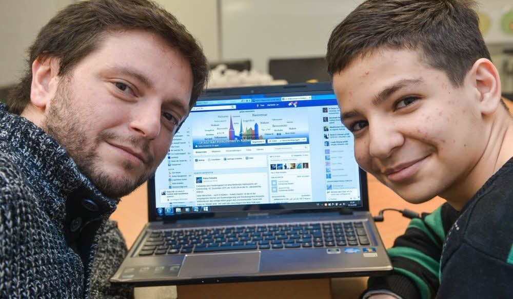 Ameer (rechts) aus Syrien hat eine Facebook-Gruppe gegründet, in der er Flüchtlinge unter anderem über Veranstaltungen in Köthen informiert. Tom Aslan von der Initiative „Willkommen in Köthen“ hatte die Idee dazu.