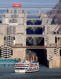 Das Schiff "Jiangyu" verlässt beim Probebetrieb am 13. Juni 2003 die Schleuse des Drei-Schluchten-Staudammes. (Foto: dpa)