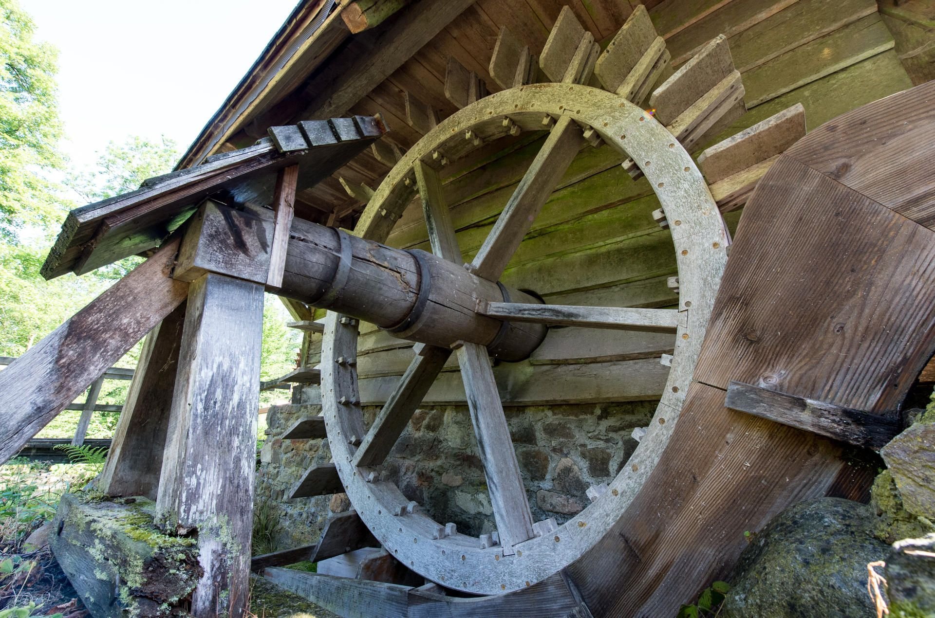 Die Außenansicht zeigt das Mühlrad einer Mühle.