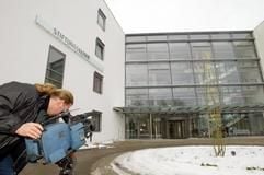 Ein Kameramann filmt am Dienstag (06.01.2004) die Stiftungsklinik in Weißenhorn/Schwaben. Am Montag war auf einer Besuchertoilette dieser Klinik ein schwerverletztes etwa dreijähriges Mädchen gefunden worden. Das Kind ist inzwischen seinen Verletzungen erlegen. (Foto: dpa)