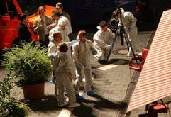 Nach den Morden in einer Eisdiele in Rüsselsheim suchen Beamte der Spurensicherung in der Nacht zum Mittwoch vor der Eisdiele nach Spuren der Täter. (Foto: dpa)