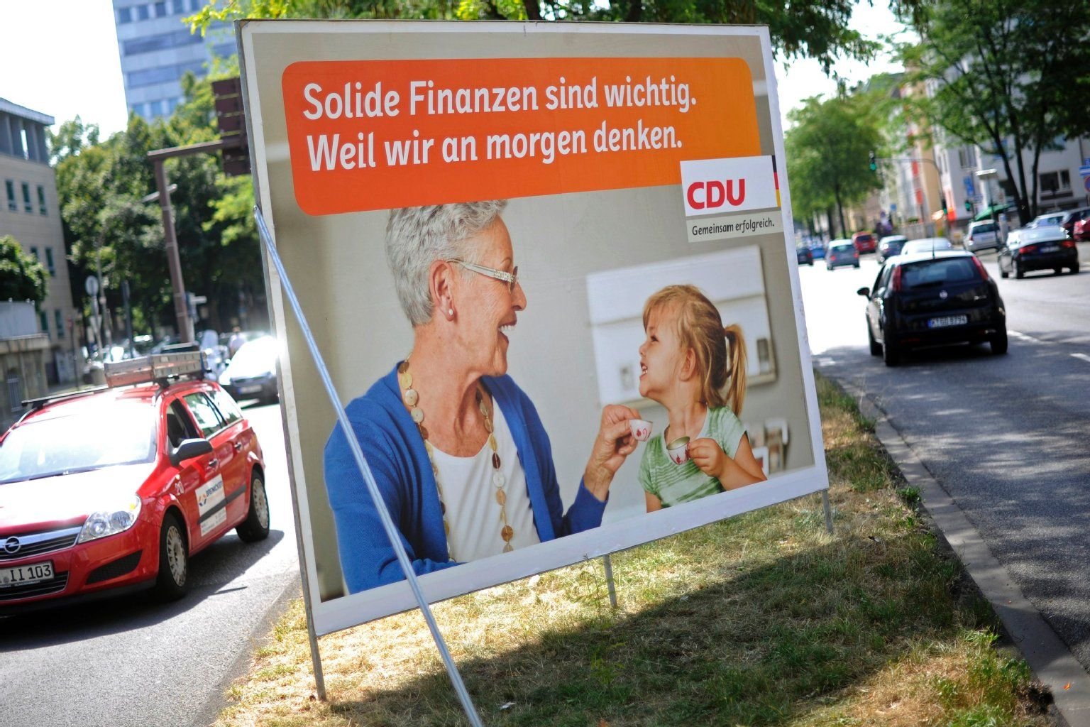 An Zebrastreifen können durch die Plakate herannahende Kinder übersehen werden.