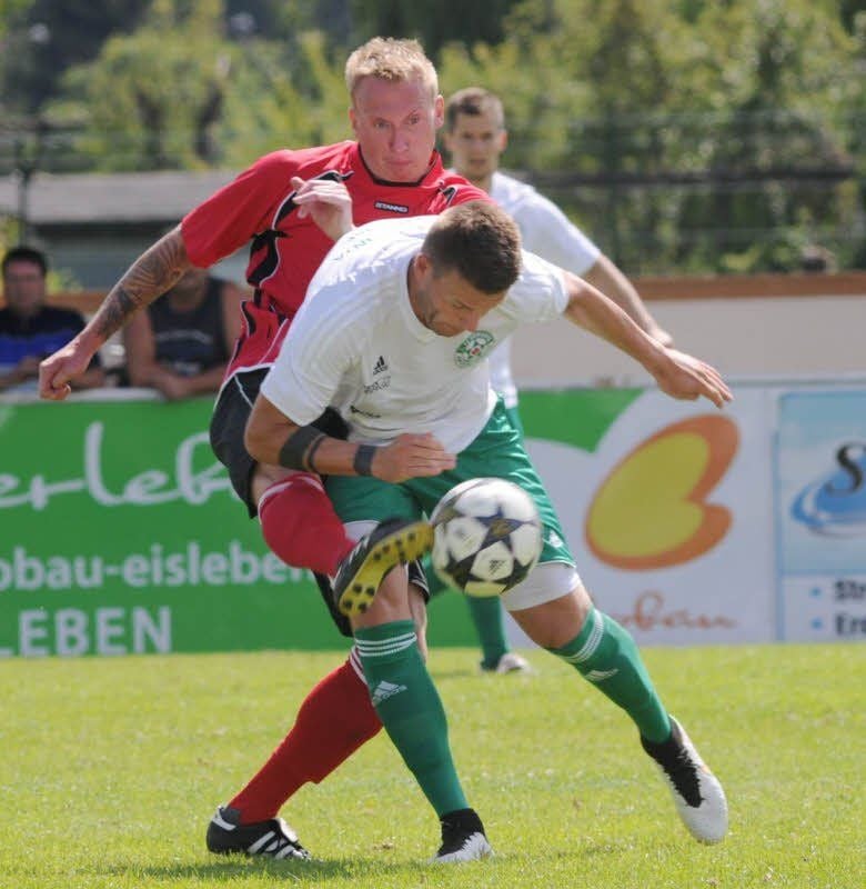 MSV-Spieler Stephansky (rot) verletzte sich bei einem Zweikampf und musste ausgewechselt werden.