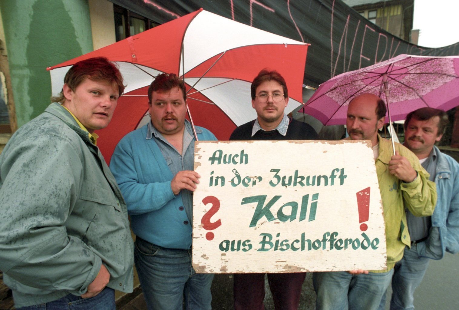 Kali-Bergleute protestieren am 16.07.1993 auf dem Werksgelände im thüringischen Bischofferode gegen die beabsichtigte Schließung des Betriebes.