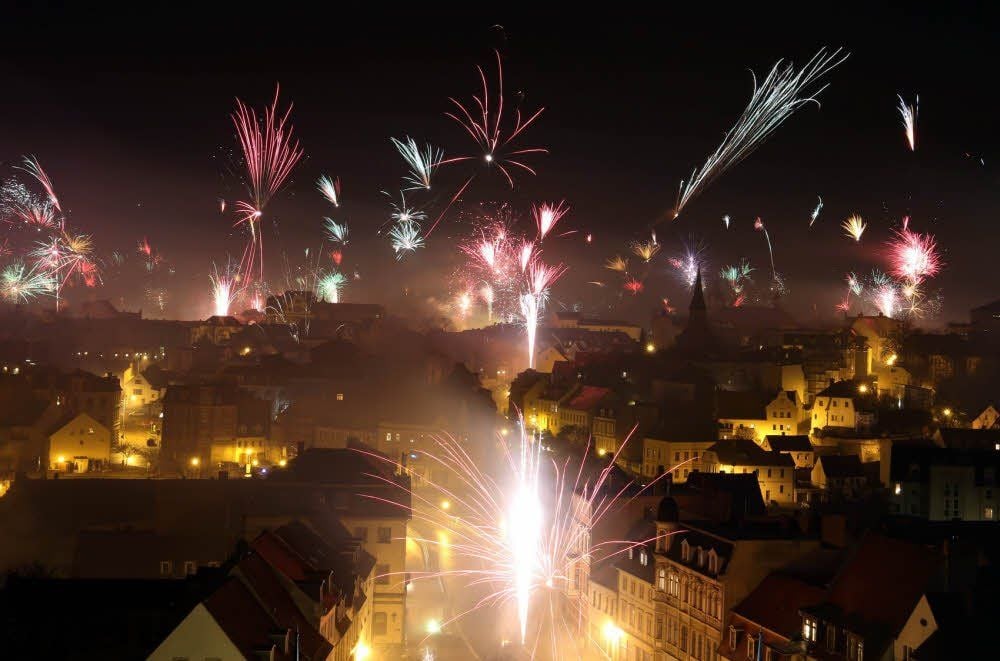 Drei, zwei, eins... Prosit Neujahr! Und dann war der Himmel über Bernburg bunt.