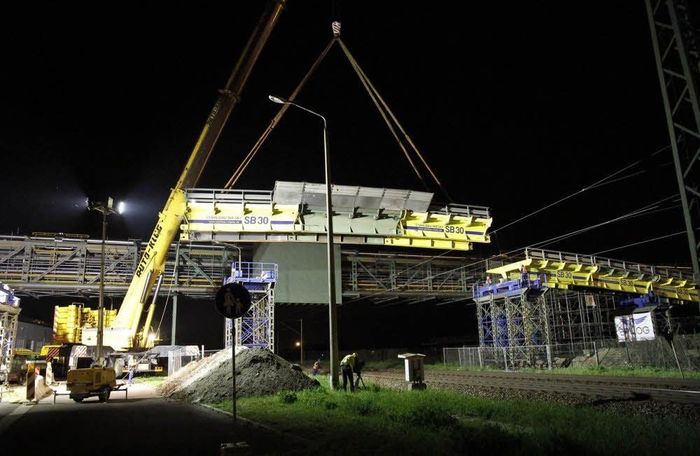 Das Mittelteil der Behelfsbrücke überspannt die ICE-Strecke. Im Herbst sollen hier Schwerlasttransporter Kolonnen transportieren.