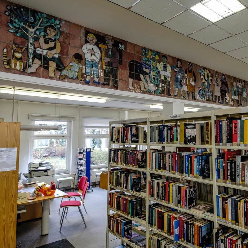 So sieht die Wittenberger Stadtbücherei bisher aus. Das wird sich mit dem Umbau der Bibliothek zu einem modernen Medien-Haus grundlegend ändern. Das Wandfries (oben) bleibt aber erhalten.