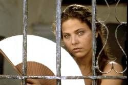 Zur arte-Sendung am 09. Dezember 2001 um 20.45 Uhr. Der Weltpreis. 100 Jahre Literaturnobelpreis. Chronik eines angekündigten Todes. Ornella Muti spielt die junge Frau, die nach der Hochzeitsnacht von ihrem Mann ins Elternhaus zurückgeschickt wird.
