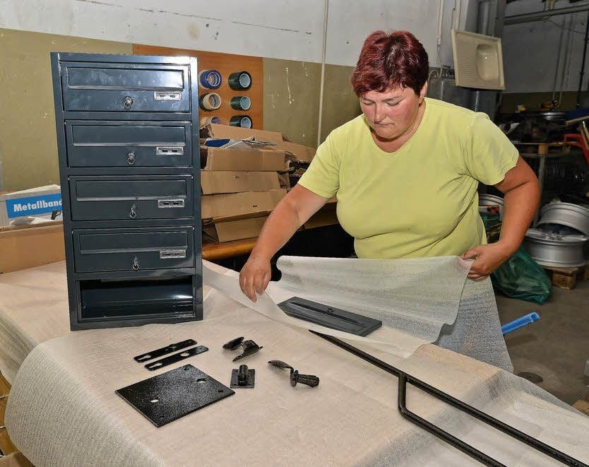 Claudia Föse arbeitet in der Verpackung der Firma Wetzeloberflächentechnik GmbH.