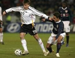 Fußball-Länderspiel, Deutschland - USA am Mittwoch (22.03.2006) im Signal Iduna Park in Dortmund: Der deutsche Bernd Schneider kämpft gegen den Amerikaner Josh Wolff. (Foto: dpa)