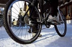 Genug Profil für Eis und Schnee - gerade im Winter kommt es bei Fahrradreifen darauf an, dass sie nicht schnell wegrutschen können. (Foto: dpa)