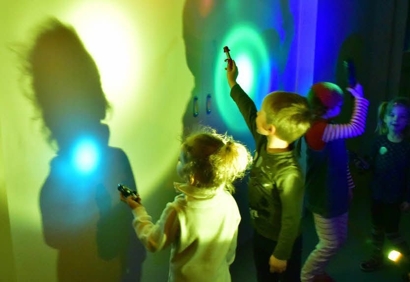 Die Kinder erforschen Licht und Schatten