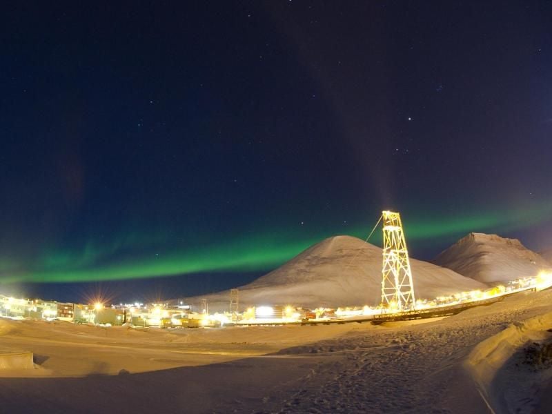 Dafür kann man dann sogar direkt über Lonyearbyen Nordlichter sehen.