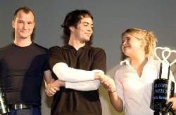 Michael Finger (l) und Marie-Luise Schramm (r) erhalten am Sonntag in der Saarbrücker "Garage" den Max-Ophüls-Preis für die besten Nachwuchsschauspieler von Nicolai Kinski, dem Sohn von Schauspieler Klaus Kinski. Das jährlich stattfindene Max-Ophüls-Festival endete am Sonntag mit der Preisverleihung.