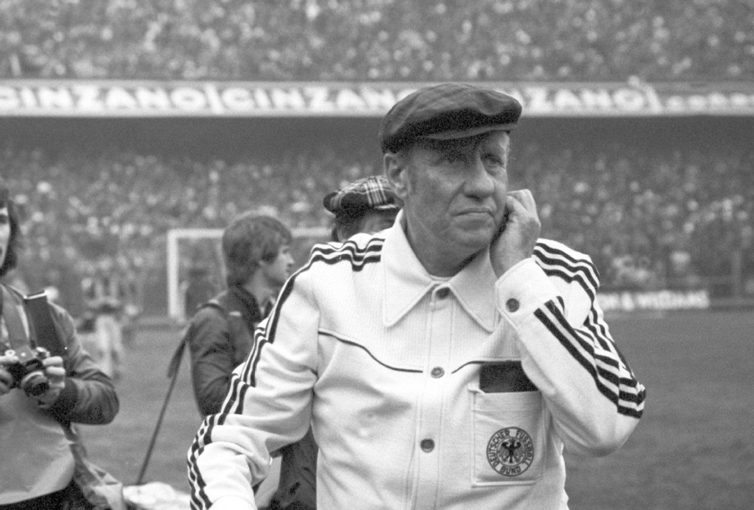 Der ehemalige Bundestrainer Helmut Schön war nicht nur für seine Fähigkeiten im Fußball bekannt, sondern auch für seine Mützen.