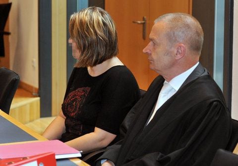 Wegen versuchter Entführung eines Säuglings und versuchter Tötung der Mutter muss sich eine 28 Jahre alte Frau, hier neben ihrem Rechtsanwalt, Dieter J. Schulze, am Donnerstag vor dem Landgericht Magdeburg verantworten. (FOTO: DPA)