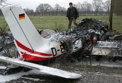 Nach dem Absturz eines einmotorigen Flugzeugs vom Typ «Tobago» am Flugplatz in Hatten (Kreis Oldenburg), inspiziert ein Polizeibeamter am Donnerstag (26.01.2006) das ausgebrannte Wrack. (Foto: dpa)
