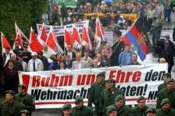 Mit einem Großaufgebot von Polizei und Bundesgrenzschutz ziehen am Samstag Rechtsextreme mit dem Transparent «Ruhm und Ehre den Wehrmachtssoldaten» durch den Süden von Leipzig. Die Teilnehmer der Demonstration wollen gegen die Wehrmachtsausstellung des Hamburger Instituts für Sozialforschung auf der Alten Messe demonstrieren. Die Schau «Verbrechen der Wehrmacht. Dimensionen des Vernichtungskrieges 1941-1944» zeigt, dass die Wehrmacht flächendeckend an Kriegsverbrechen beteiligt war. Sie ist zum ersten Mal in den neuen Ländern zu sehen.