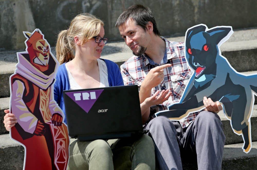 Jana Reinhardt und Friedrich Hanisch mit ihren zwei Computerspielfiguren „Mönch“ und „Fuchs“. Die beiden sind Anfang 30 und verdienen ihr Geld mit Computerspielen.